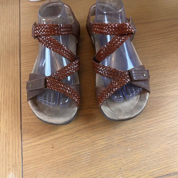 Earth Origins Size 10 by Earth Strappy Slip On Sandals Brown - Picture 2 of 7